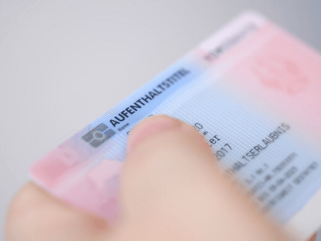 Verlängerung der Rot-Weiß-Rot Karte Plus: So unterstützen Sie Ihre Mitarbeiter:innen